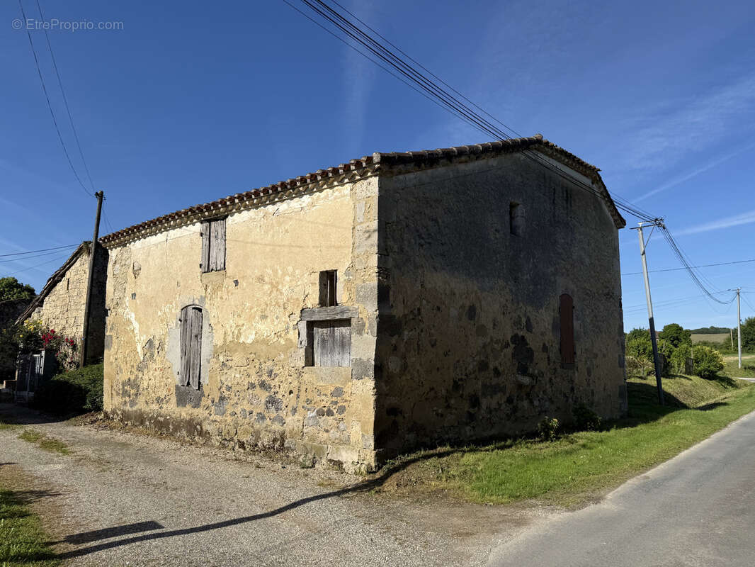 Secteur condom—maison de hameau avec dependances sur 1658m2 - photo 28