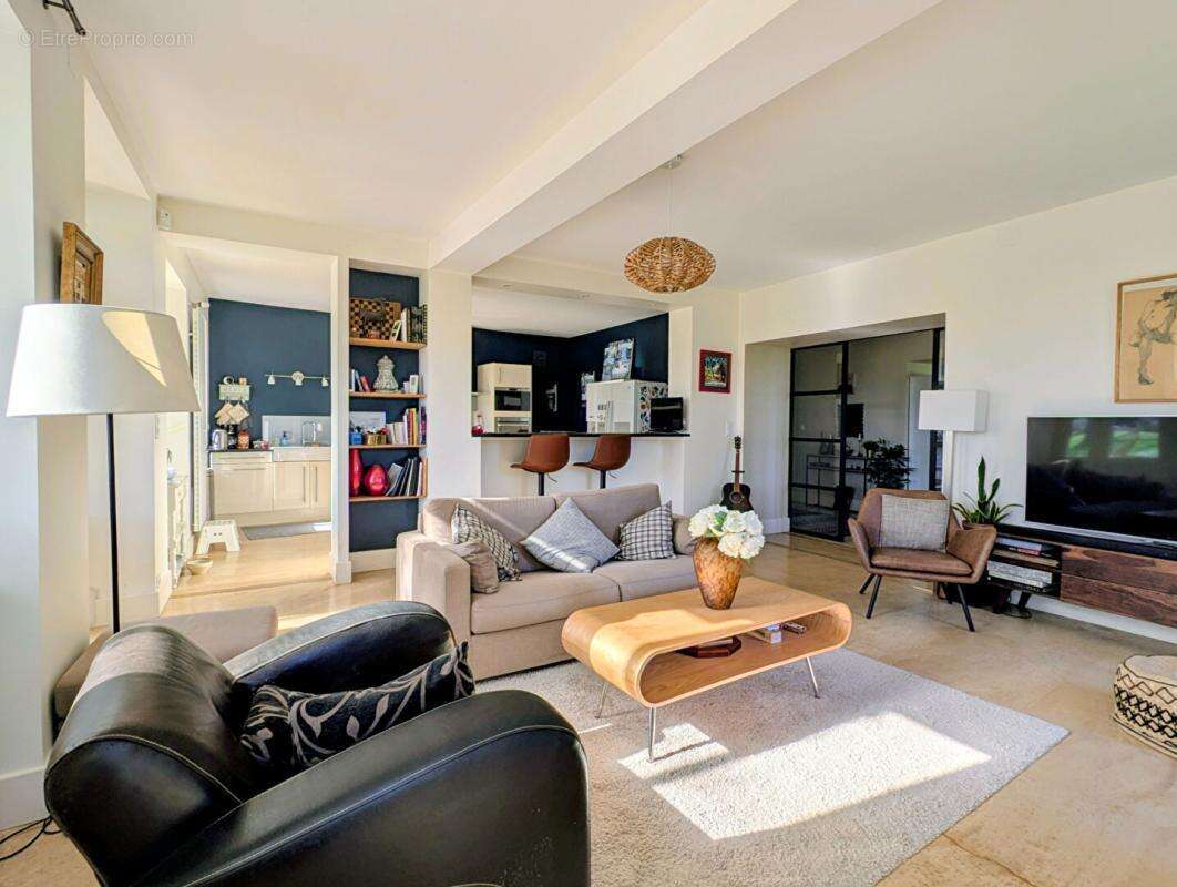 Demeure du 18ème de 289 m² avec piscine et dépendances sur terrain de 3 hectares - photo 4