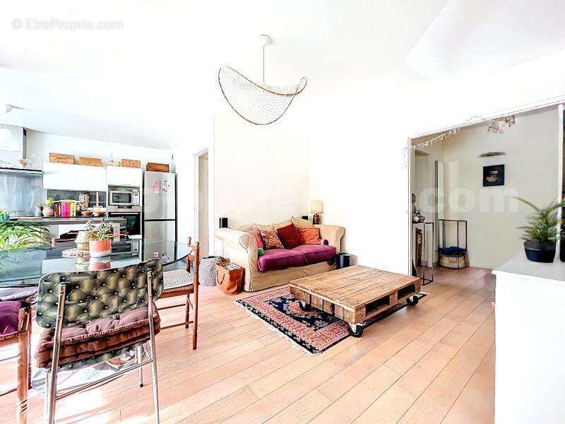 APPARTEMENT_T4_TRANSFORMEE_EN_T3_IMMO_PROLEMAN_COLLONGES_SOUS_SALEVE_BELLES_PRESTATIONS_RENOVEE_BEAUX_VOLUMES_PIED_DE_LA_DOUANE_Veyrier_geneve_TRAM_CEVA_frontiere_Suisse_rangement_pièce_de_vie_séjour_cuisine - Appartement à COLLONGES-SOUS-SALEVE