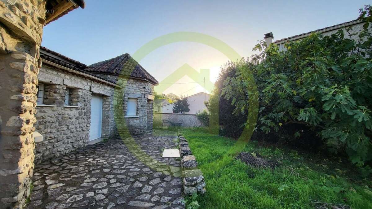 Maison à RUELLE-SUR-TOUVRE