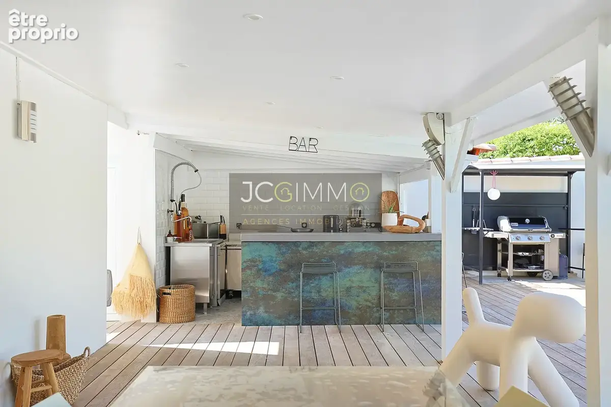 Villa de plain-pied + garage et piscine traditionnelle, bar, pool-house, et nombreuses annexes - photo 14