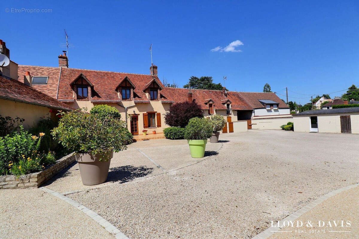 Corps de ferme avec cours minéralisée - Maison à NOGENT-SUR-VERNISSON