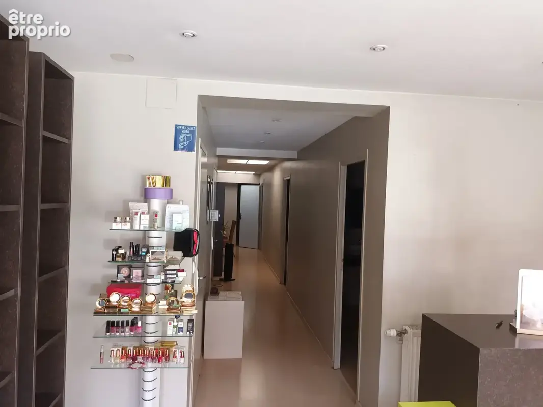 Local commercial + habitation - photo 3