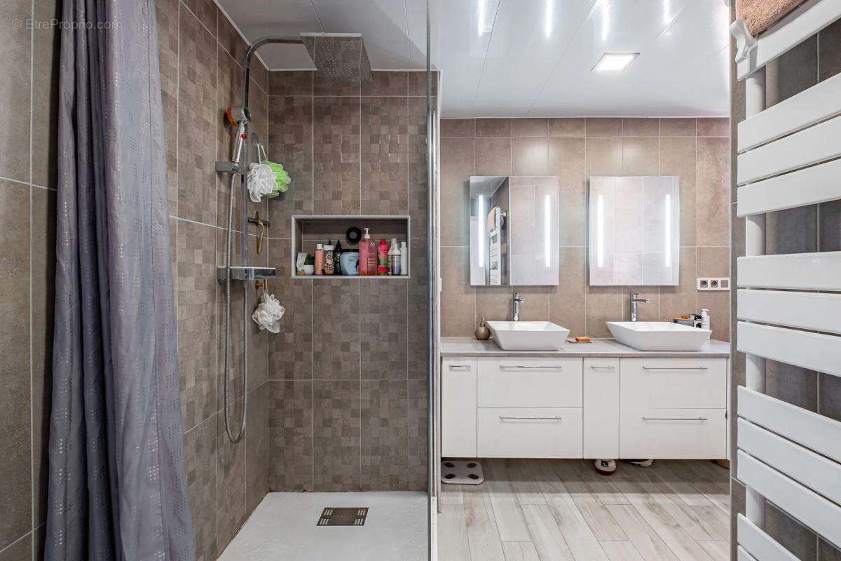 Appartement à SAINT-LAURENT-DU-VAR