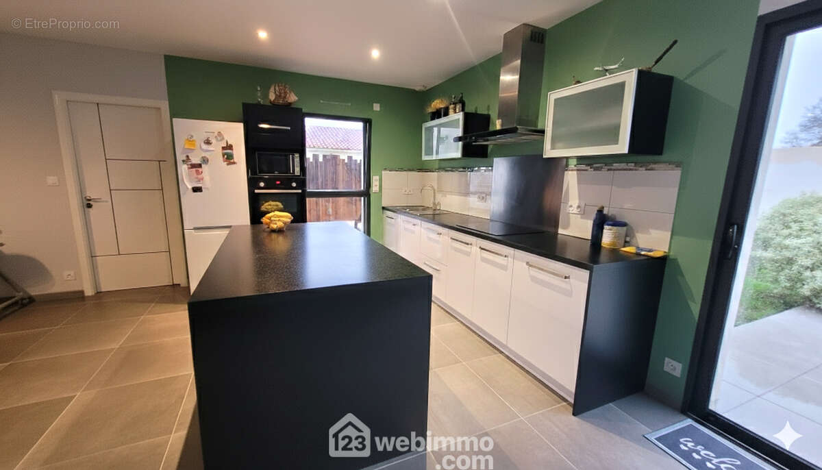 Avec son espace cuisine aménagée - Maison à LE BERNARD