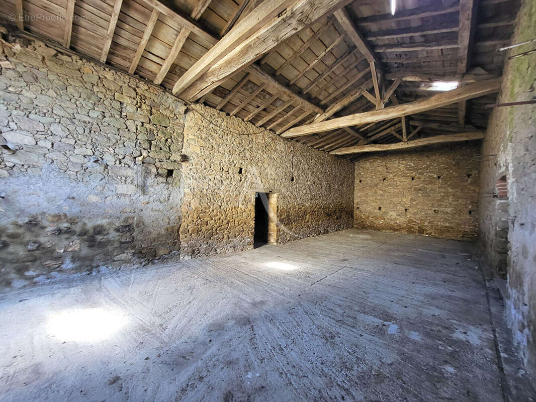 Maison à SAINT-PIERRE-DES-ECHAUBROGNES