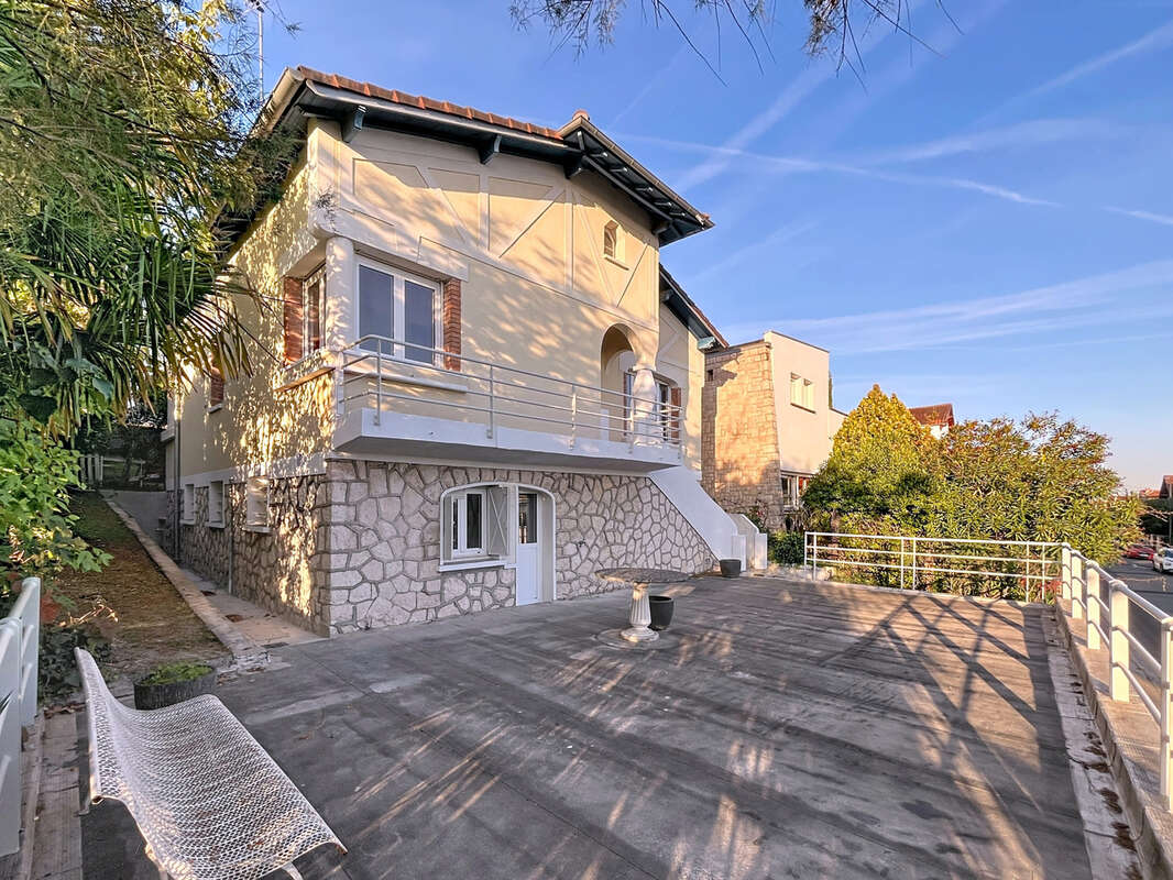 Maison de caractère, T6 de 171 m2 au calme avec jardin, terrasses et garages. - photo 15