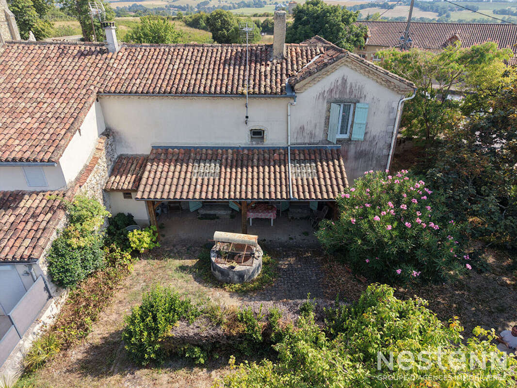 À Vendre Maison en pierre avec jardin, puits et dépendances au coeur du village de Saint-Puy - photo 6