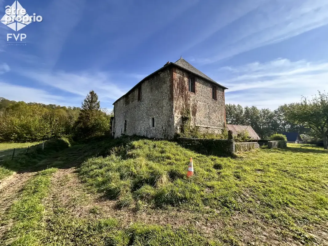 Maison Forte des XIe au XVIe siècles   Monument Historique à réinventer sur 7 600 m2 - photo 2