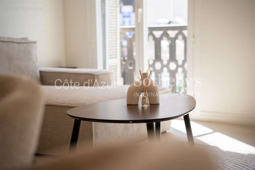 Appartement rénové de 83 m² avec deux suites face au Palais des Festivals à Cannes - photo 9