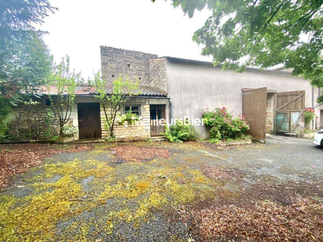 GRANGE brute avec dépendances sur terrain clos - photo 2