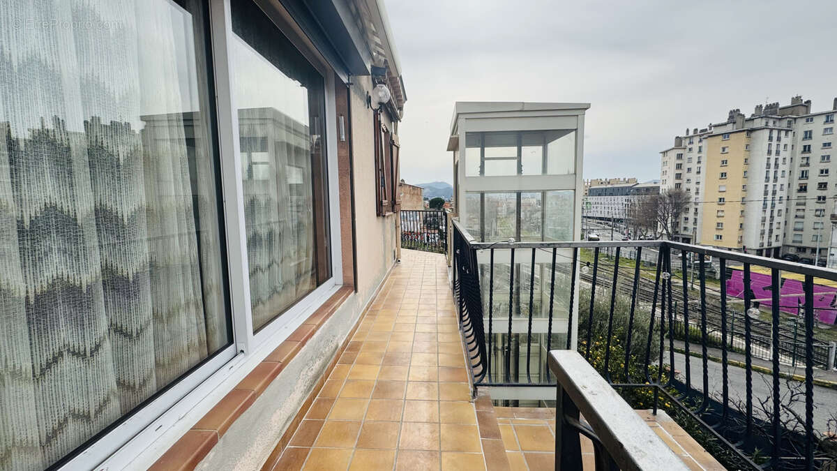 Appartement à MARSEILLE-4E