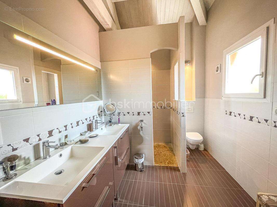 Domaine d'architecte 490 m² – 3 logements indépendants – Piscine à débordement – Vue panoramique – DPE A – Saint-Jean-de-la-Blaq - photo 14