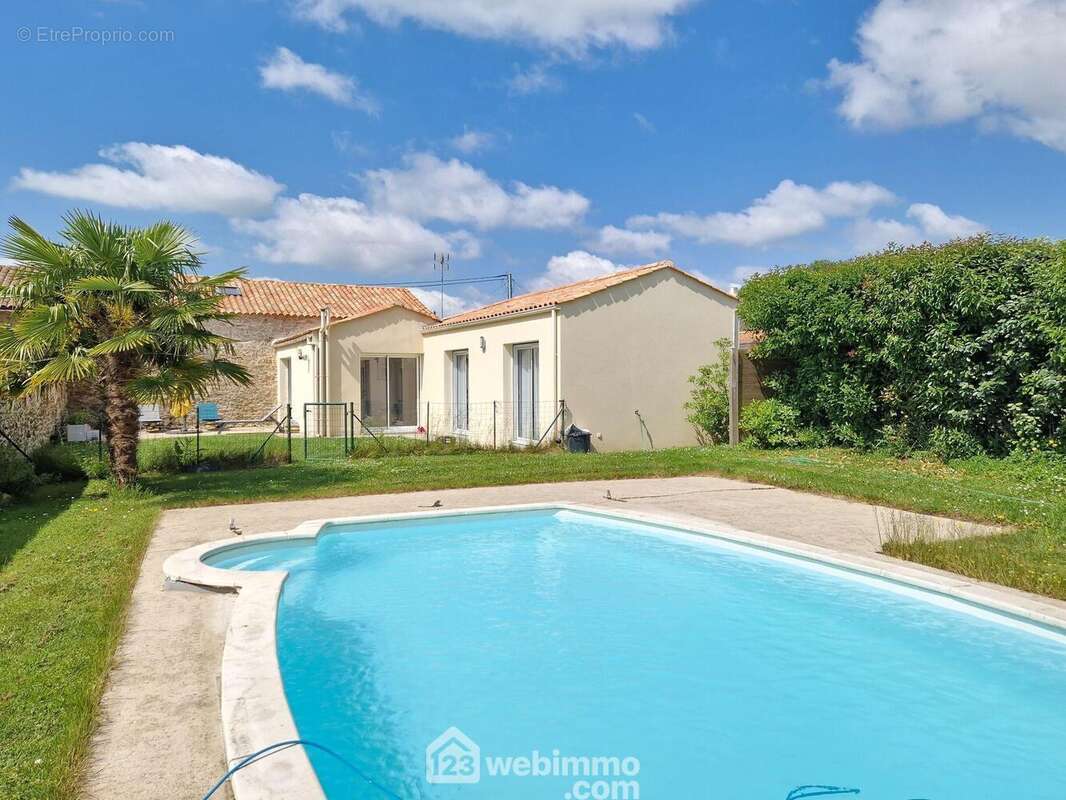 Vue de la maison à l'arrière, côté piscine - Maison à LA ROCHE-SUR-YON