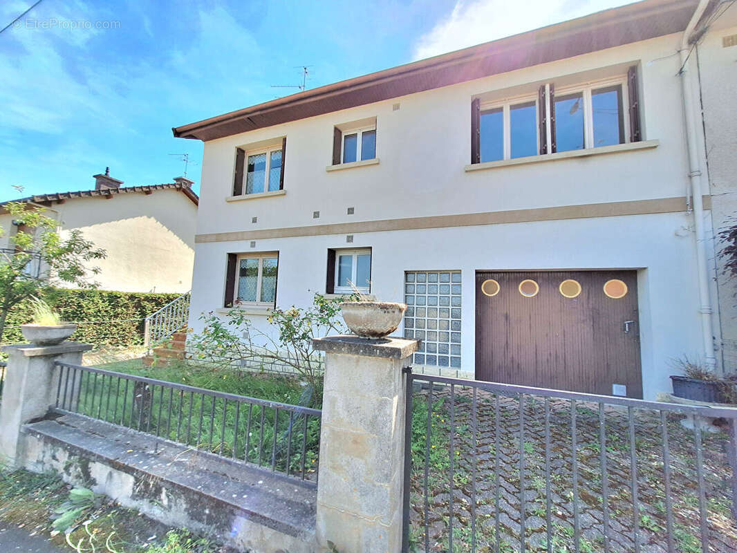 A vendre maison 141 m2 à fort potentiel et idéalement placée à Domérat équipé d'un ascenseur. - photo 2