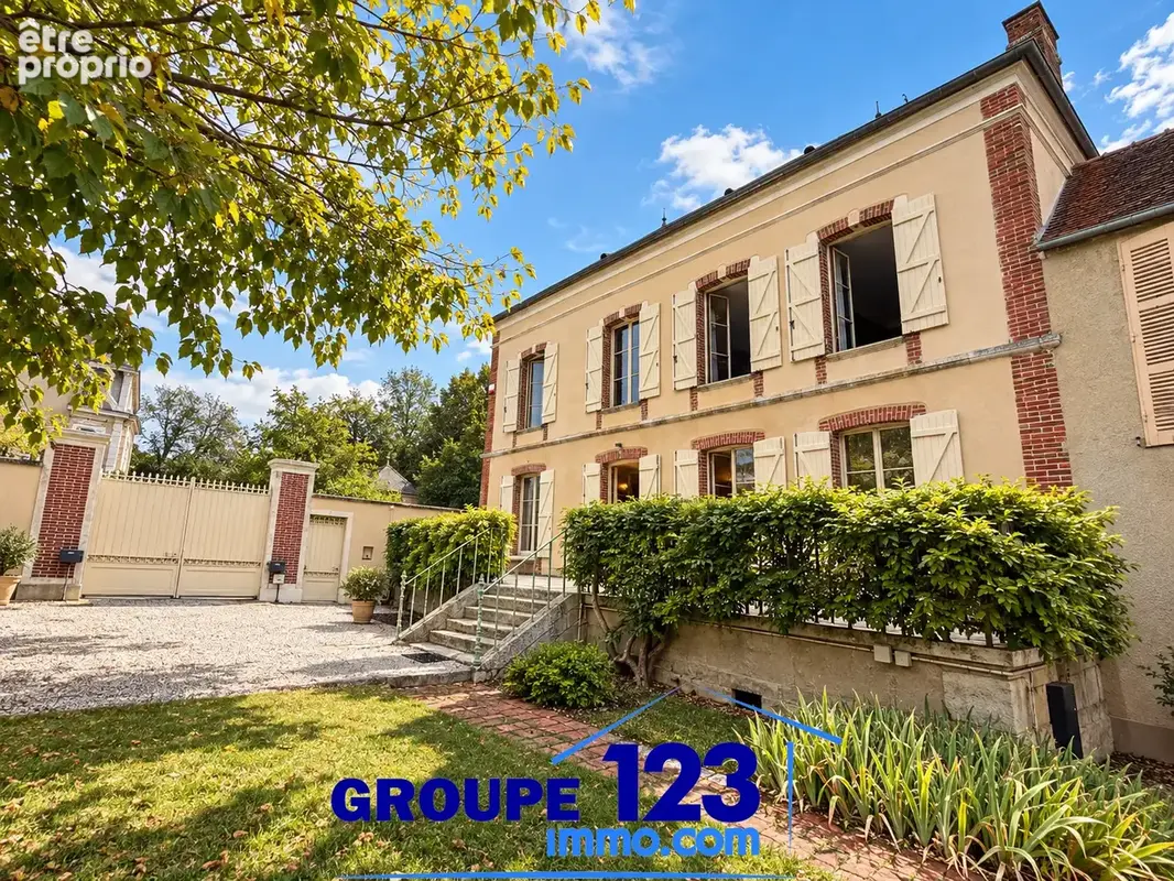Seignelay   élégante maison bourgeoise du xixe siècle avec dépendance et jardin - photo 1