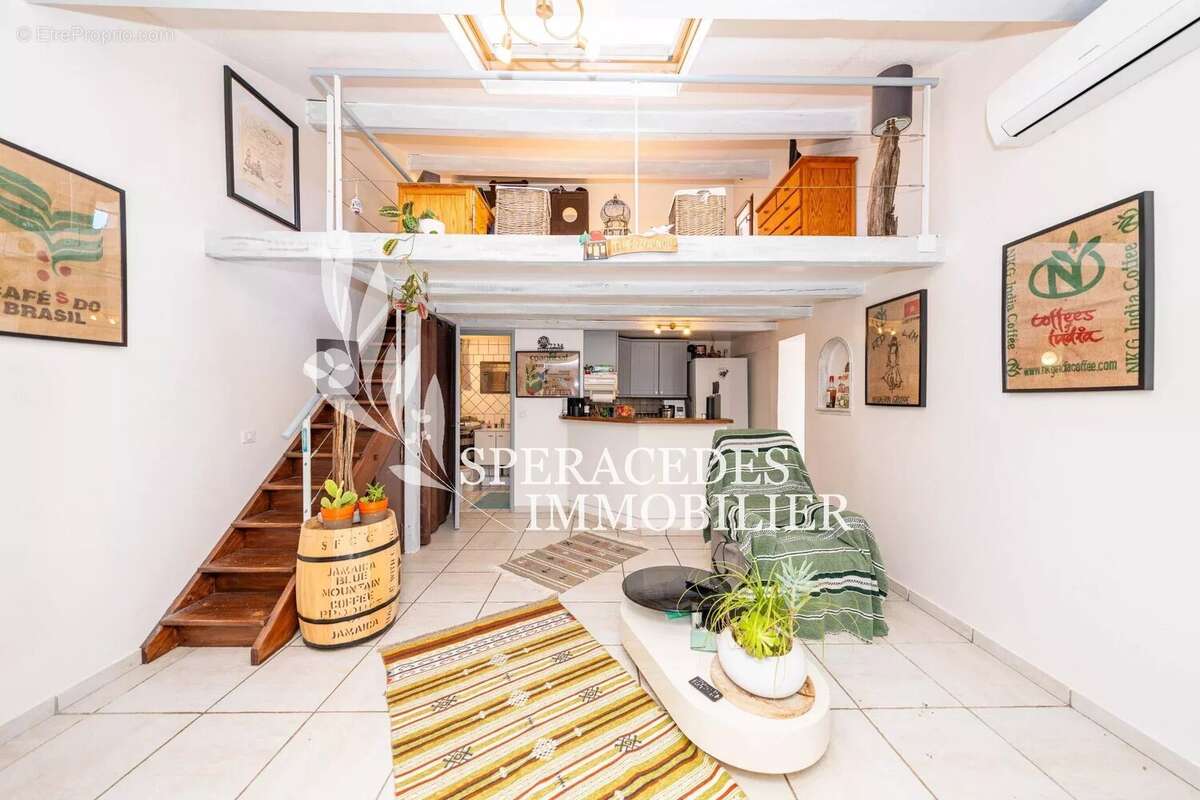 Maison à SAINT-CEZAIRE-SUR-SIAGNE