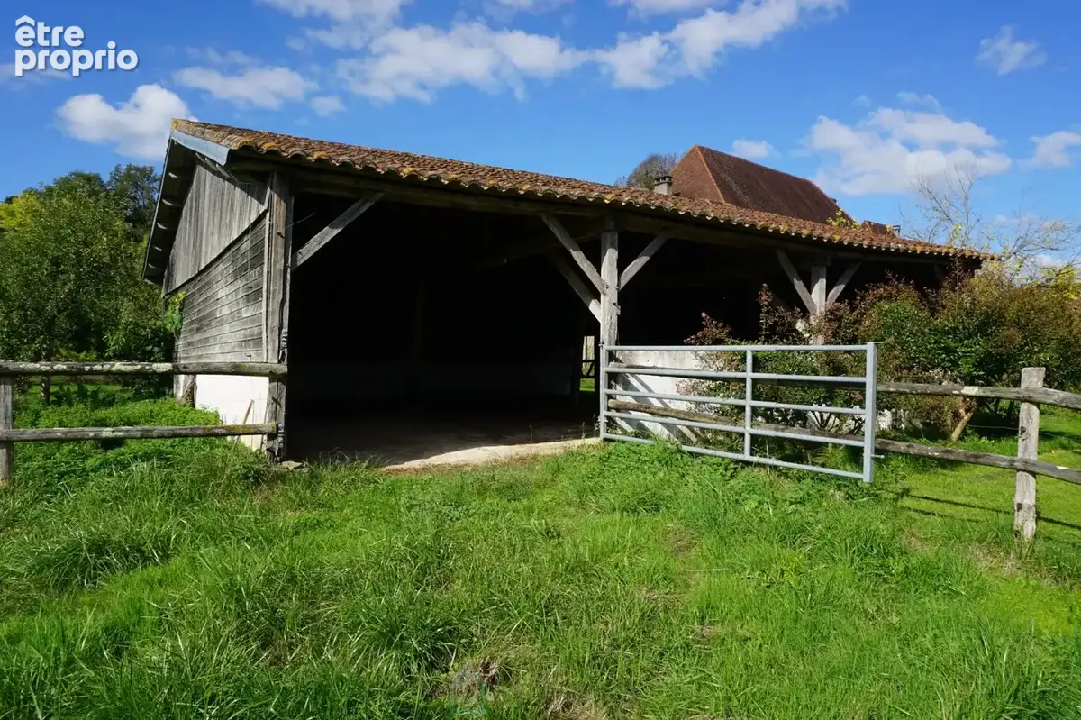 Domaine de 36 hectares avec sa charmante gentilhommière du XVIIe siècle, nichée au coeur du parc naturel du Périgord vert. - photo 13