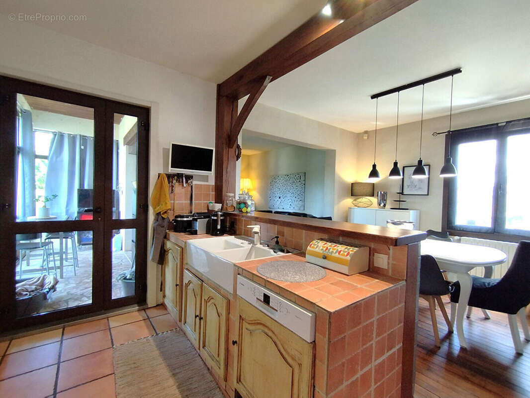 Un véritable cocon familial avec 5 chambres, deux garages et un magnifique jardin, à seulement quelques minutes de Tours et de l - photo 3
