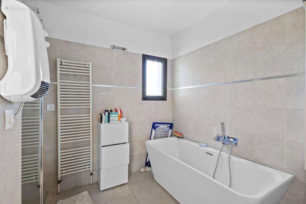 Maison à SAINT-CLEMENT-DE-RIVIERE