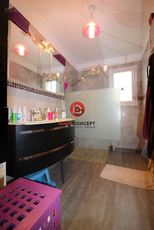 Maison à LAUDUN-L&#039;ARDOISE