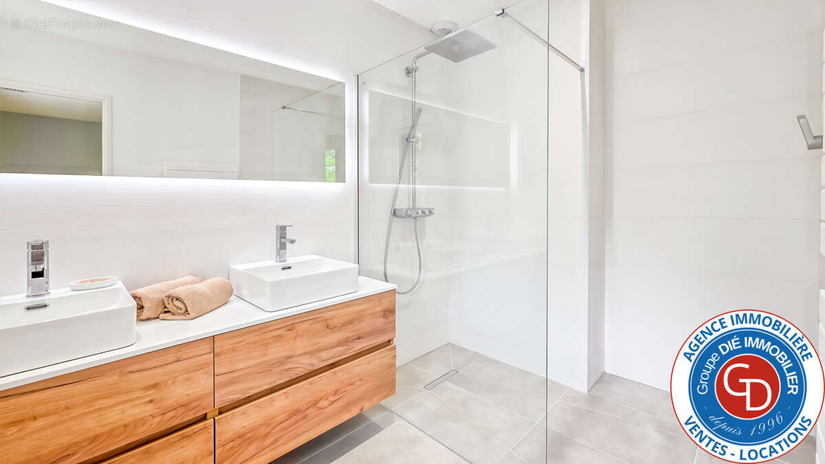 Magnifique villa rénovée avec 5 chambres, piscine et garage - photo 18