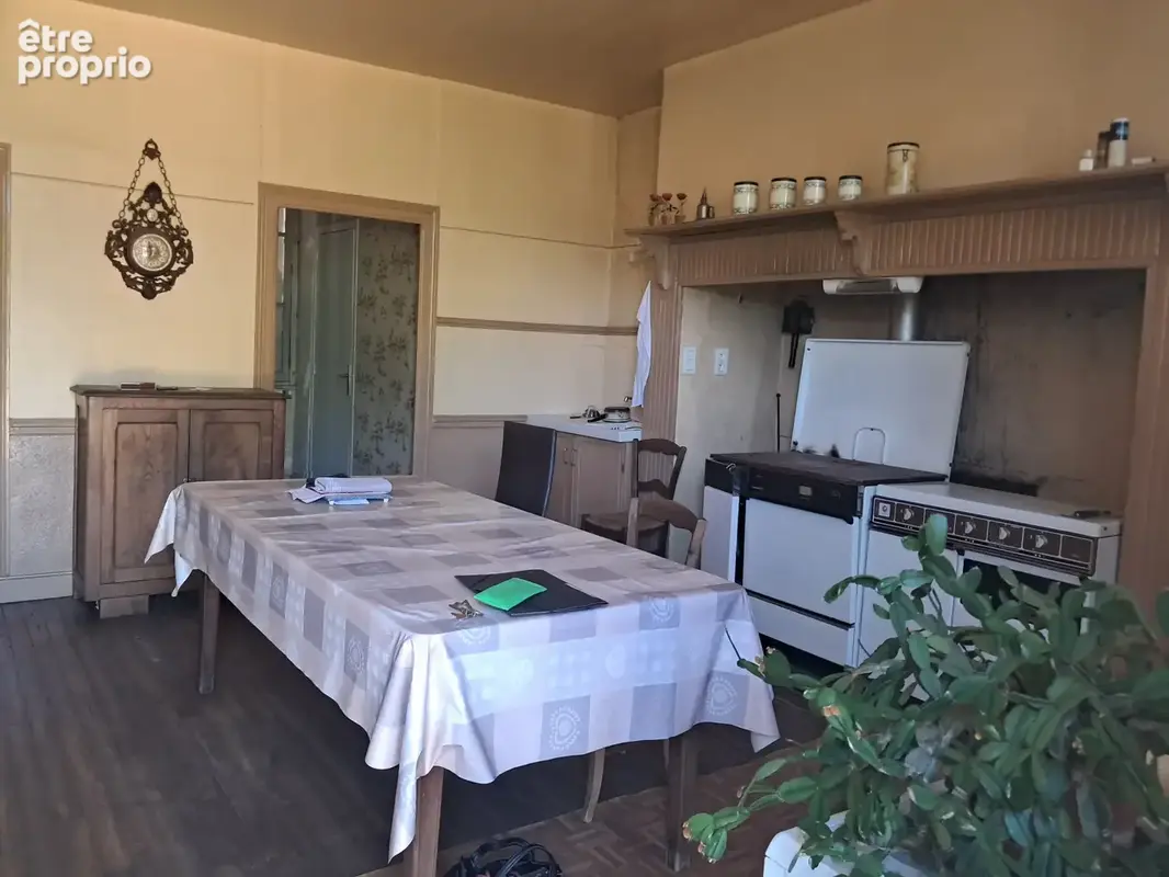 Bel ensemble immobilier avec 1,45 ha à saint-cyr-les-champagnes - photo 2
