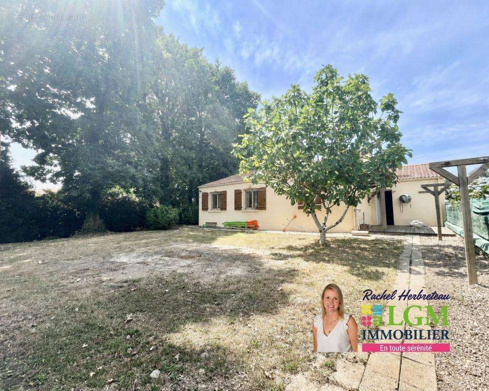 Maison À Vendre - Mouilleron le Captif- Maison familiale avec jardin arboré dans un lotissement calme - photo 2