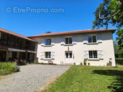 Renovated farmhouse in Southwest France with attractive courtyard and traditional character. - Maison à PUYDARRIEUX