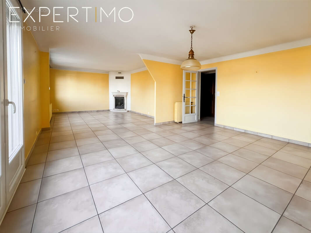 Maison à SAINTE-GENEVIEVE-DES-BOIS