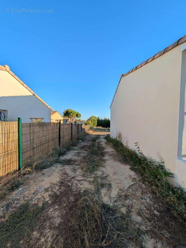 Terrain à POUZOLLES