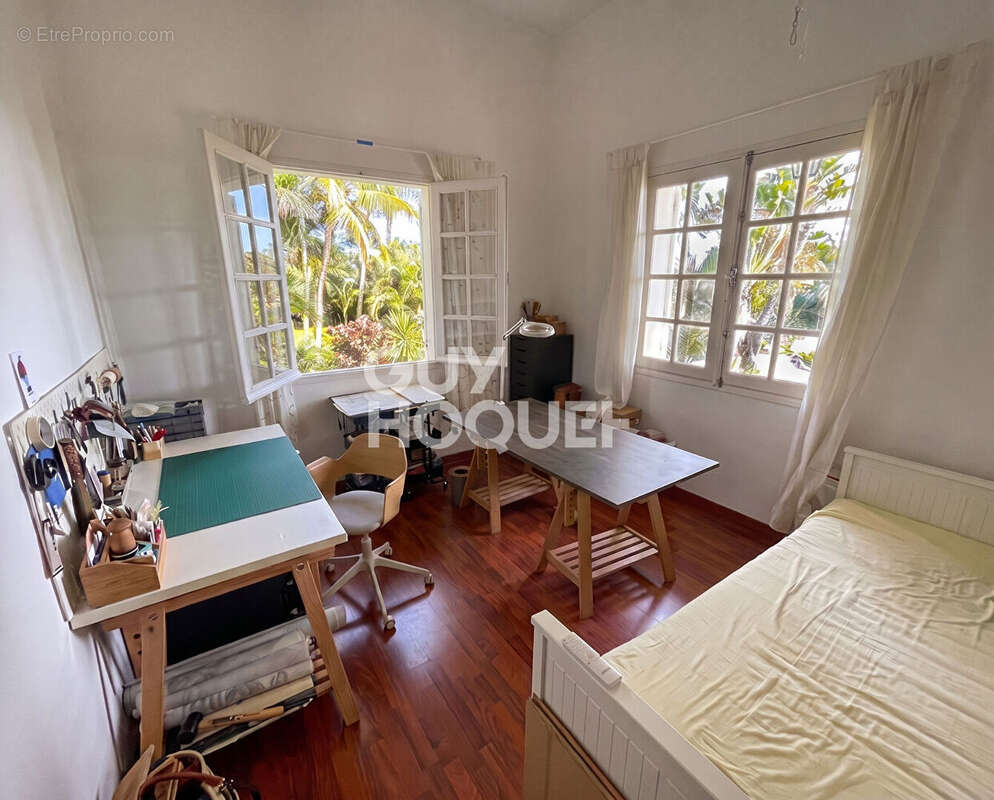 VILLA T6 de 238m² sur terrain de 2896 m² - BDN STE CLOTILDE - photo 2