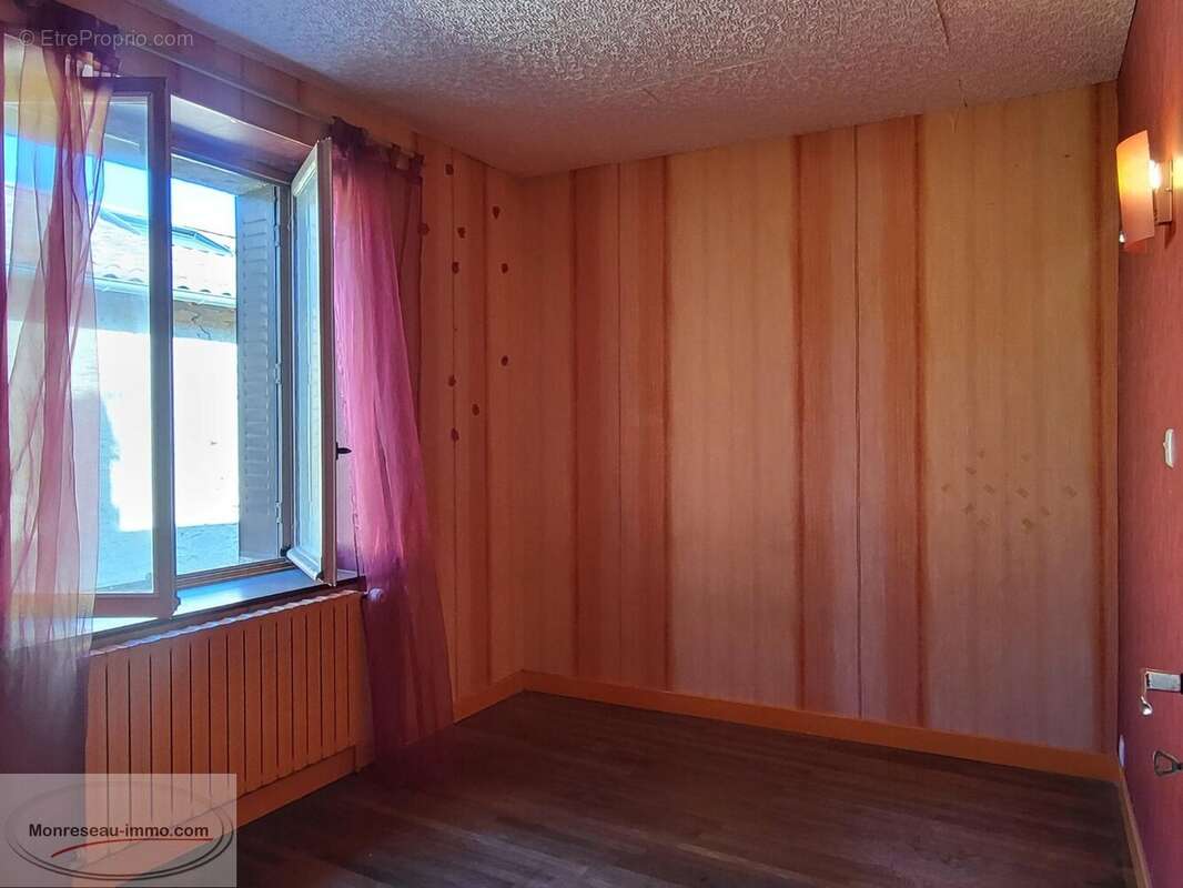 Ensemble Immobilier : 2 logements + dépendances + jardin (constructible) - photo 11