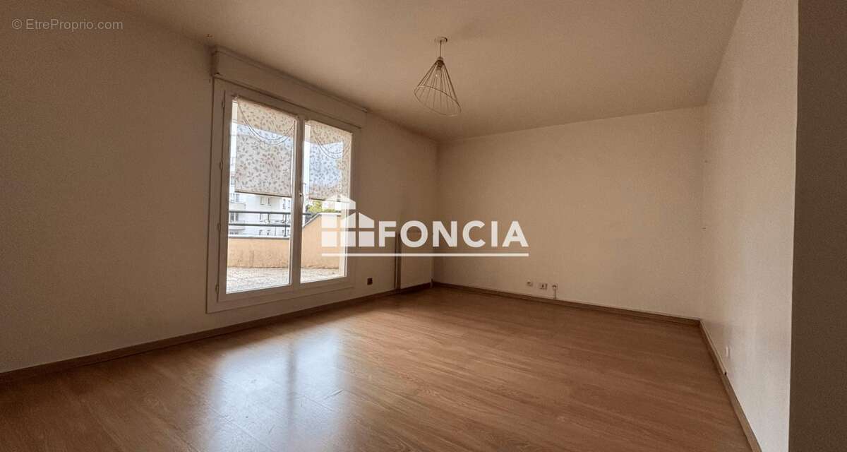 Appartement à COMBS-LA-VILLE