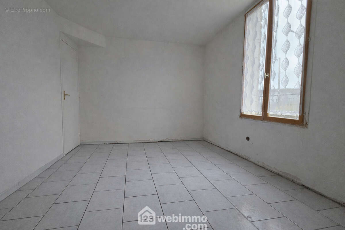 Espace salon modulable, pouvant également être aménagé en quatrième chambre selon vos besoins - Maison à SOISSONS