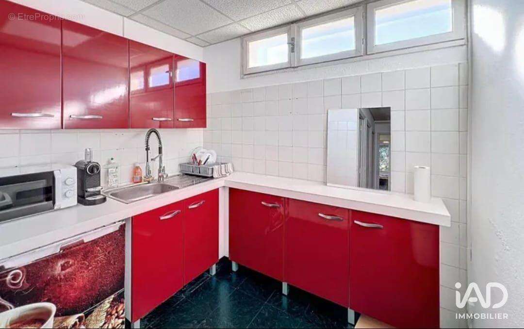 Photo 7 - Commerce à VENELLES