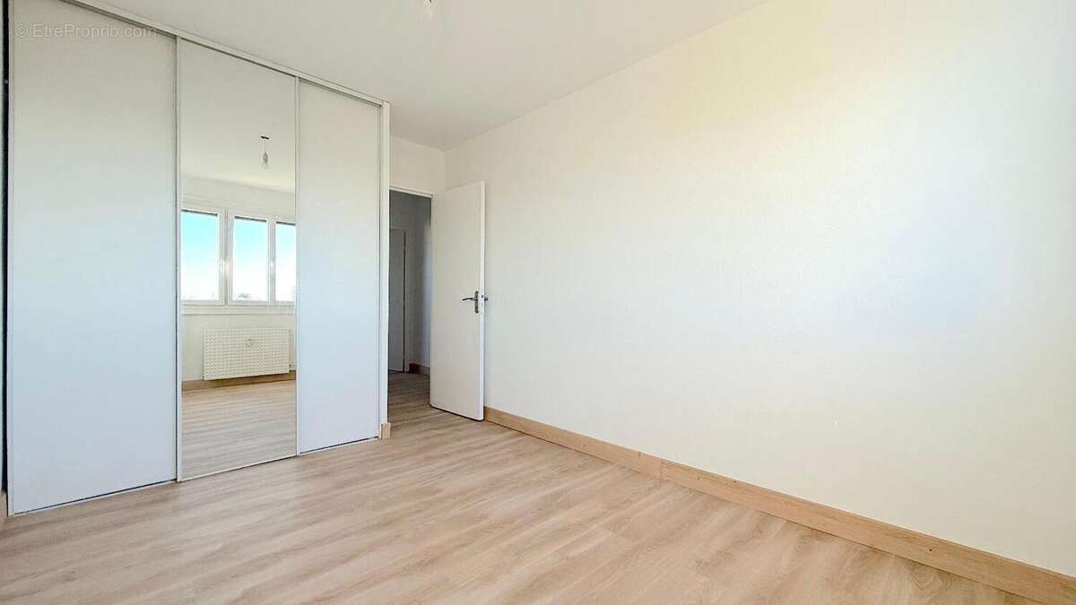 Appartement 62 m² à Decines-Charpieu  - photo 6