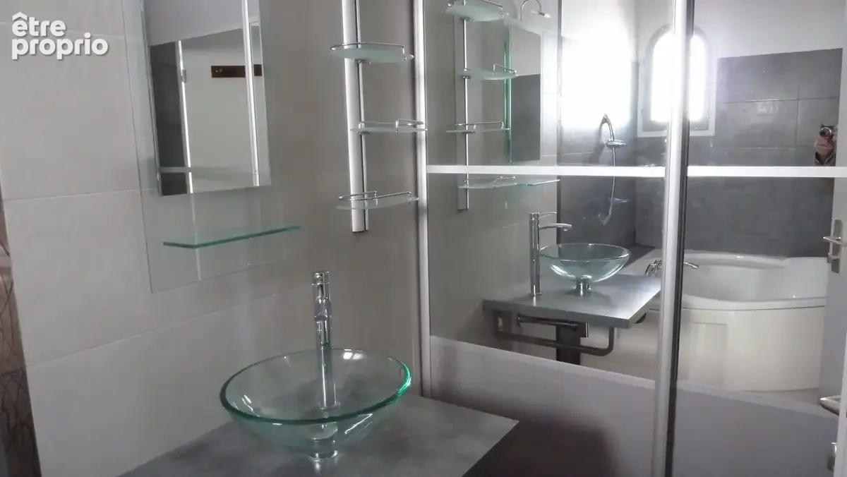 NIMES-QUARTIER DES AMOUREUX. Dans résidence sécurisée, P3 de 70 m2 avec stationnement. - photo 11