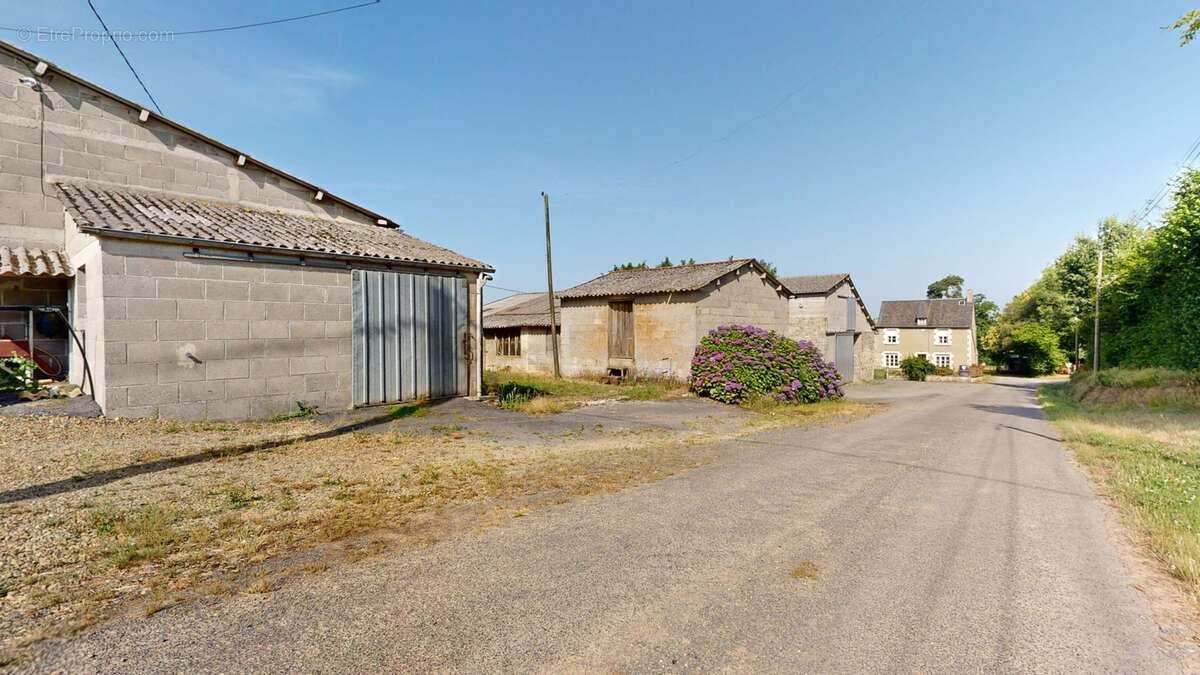 Ensemble immobilier avec habitation, dépendances sur terrain d'environ 9300m2. - photo 19