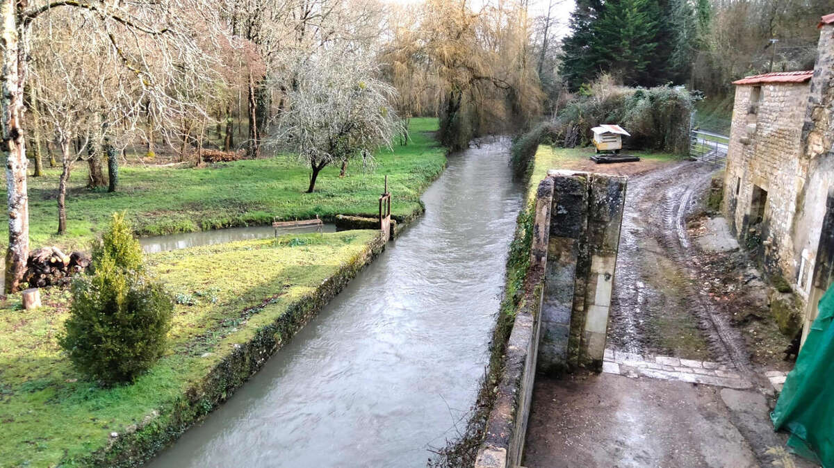 RIVIERE - Maison à CHASSENEUIL-SUR-BONNIEURE