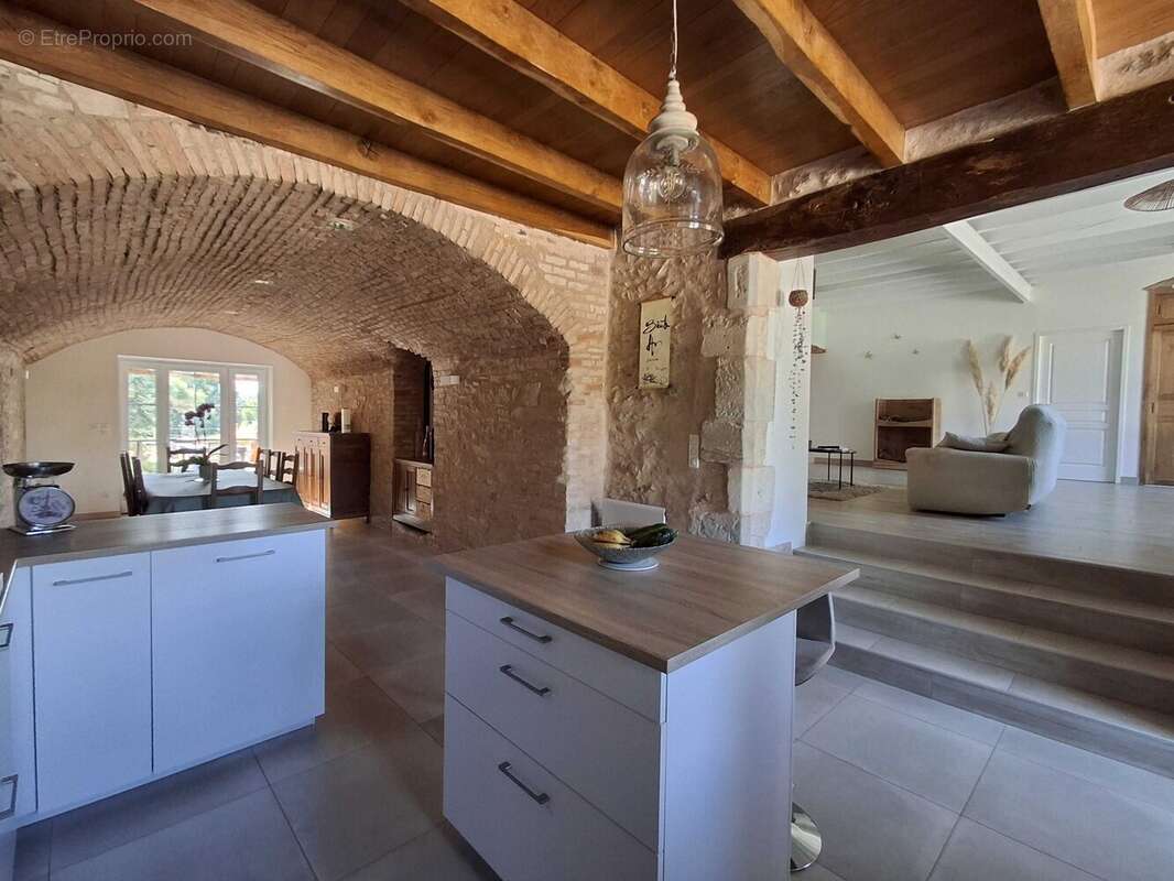 Maison 136 m² à Chasseneuil-Sur-Bonnieure  - photo 9