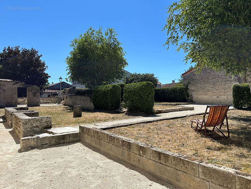 Grande maison de caractère au coeur de Néré avec jardin et dépendance - photo 6