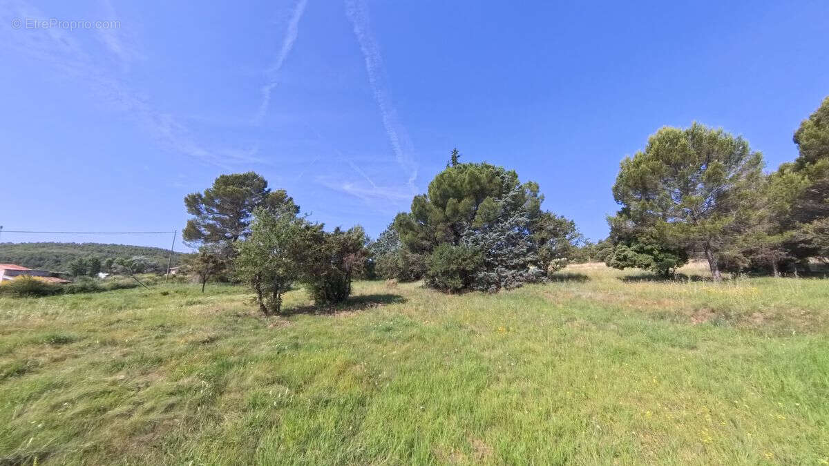 Terrain à SILLANS-LA-CASCADE