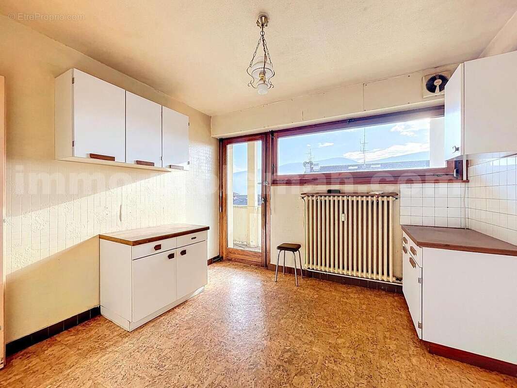 Appartement_T3_Gaillard_belle_superficie_prix_frontière_Suisse_direction_GENEVE_autoroutes_investissement_locatif_vente_vue_séjour_salon_cuisine_ - Appartement à GAILLARD