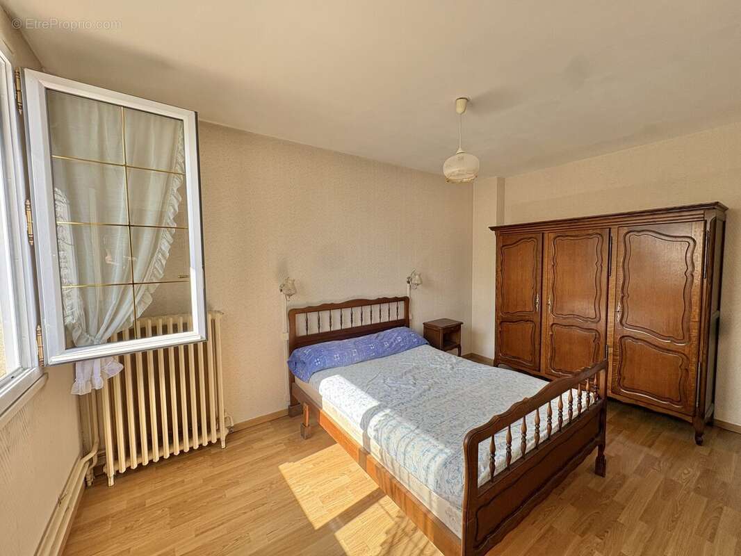 Maison à SAINT-DENIS-DE-L'HOTEL