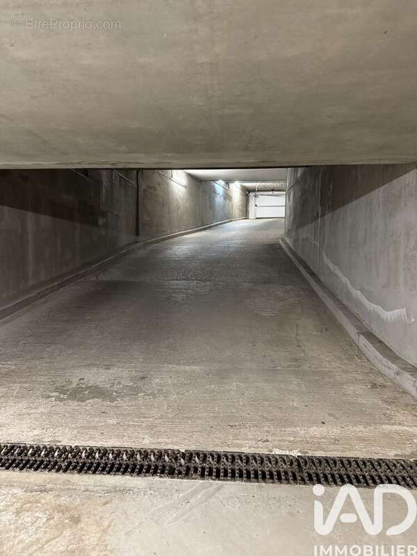 Photo 3 - Parking à SEVRES