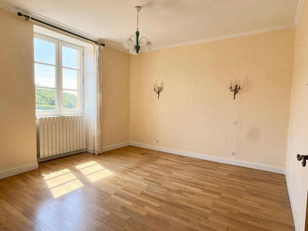   - Maison à VALS-LES-BAINS