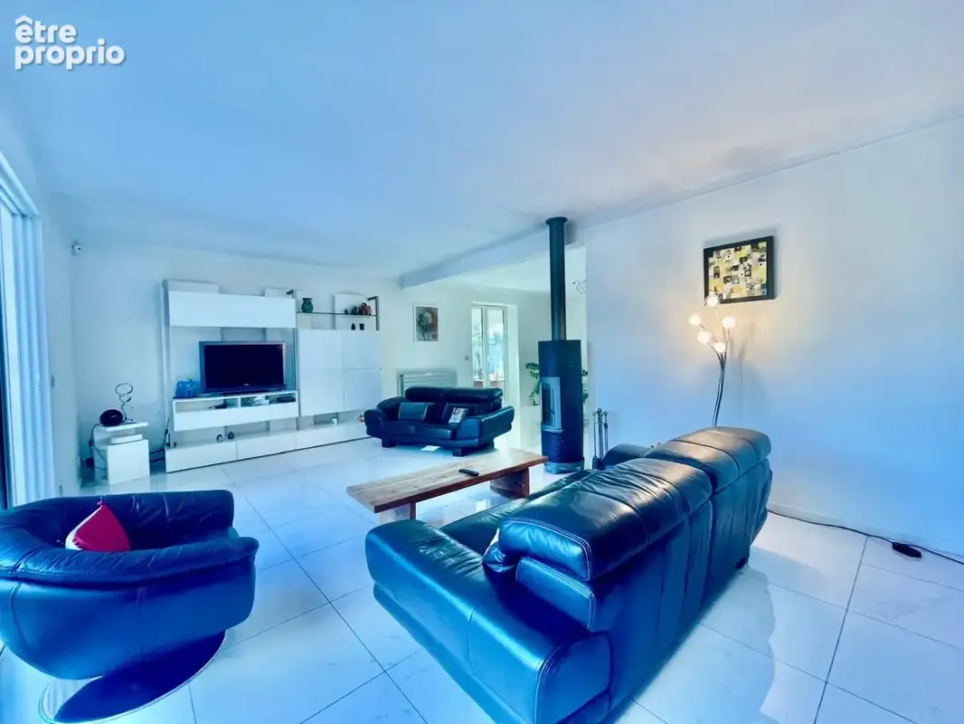 Villa d'architecte F7 360m² utiles sur une parcelle de 4306m². - photo 6