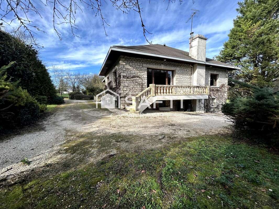 Maison 300 m² à Nersac  - photo 4