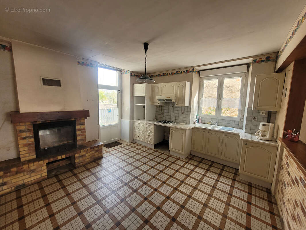 Maison à POILLE-SUR-VEGRE